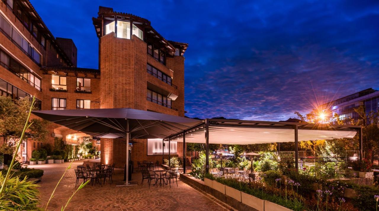 Hotel Estelar La Fontana Bogotá Kültér fotó The hotel's exterior at night