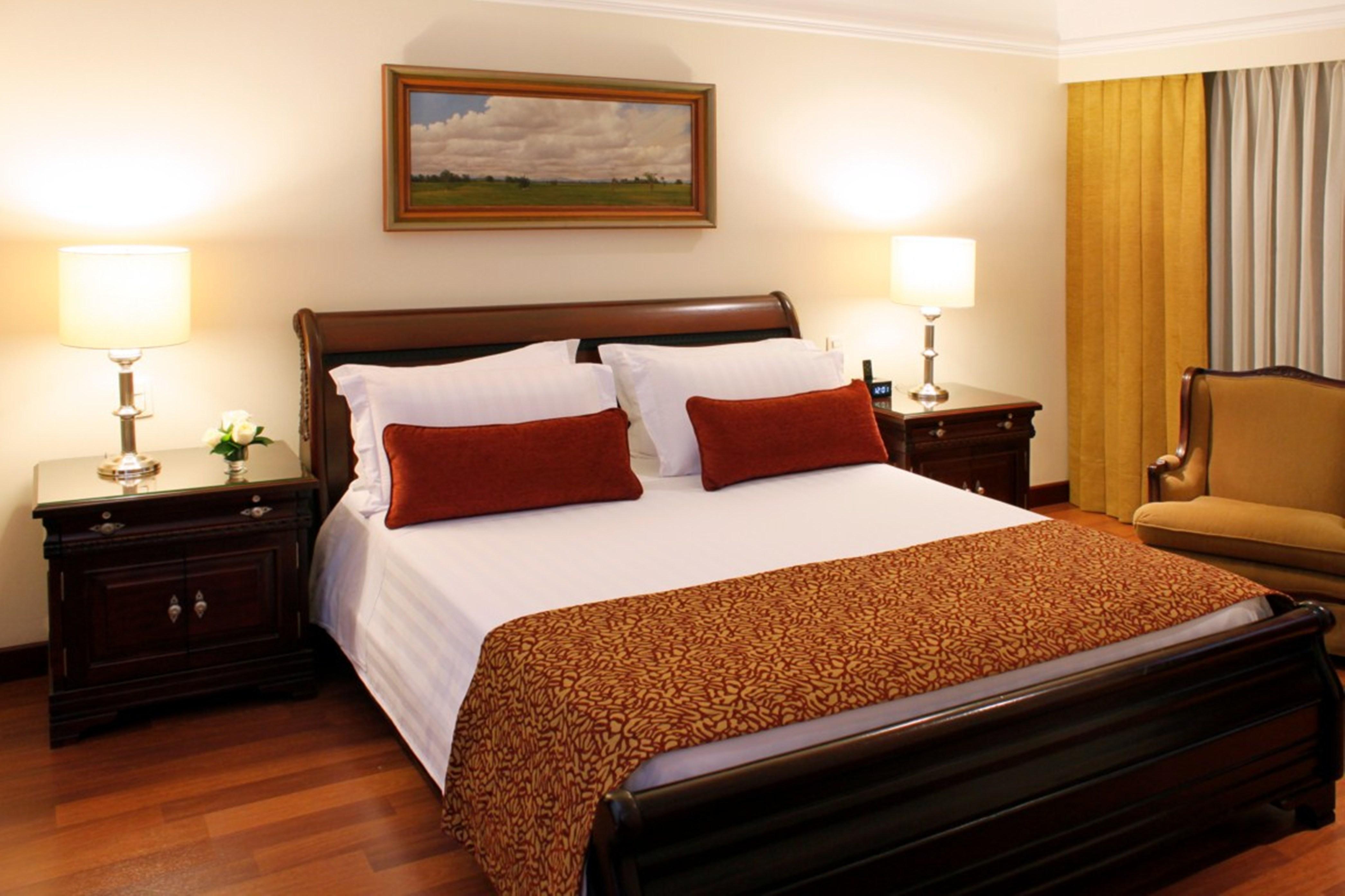 Hotel Estelar La Fontana Bogotá Kültér fotó A bed with a bed runner