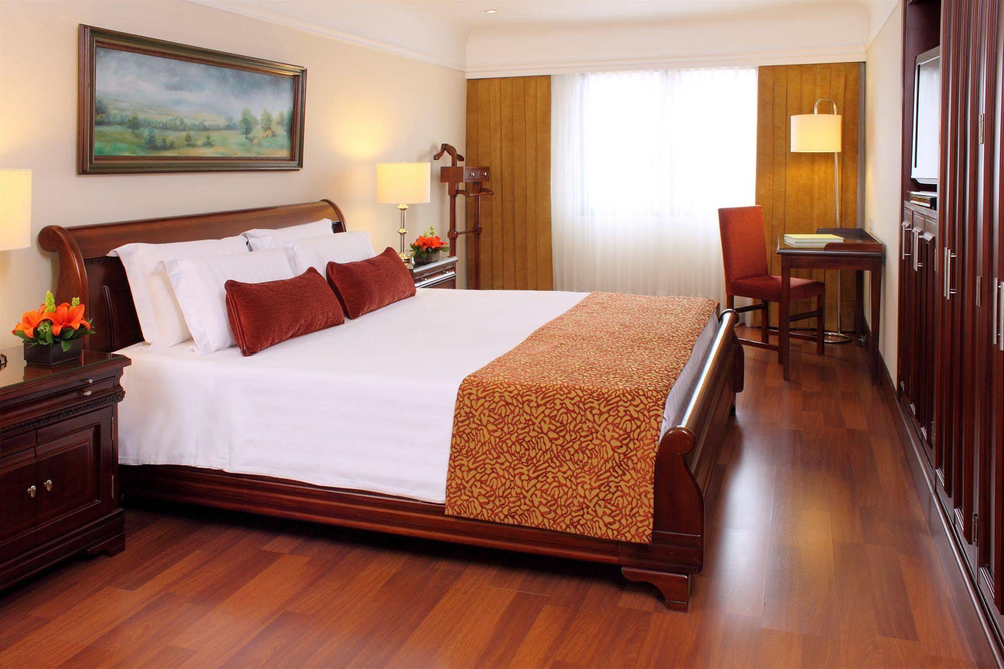 Hotel Estelar La Fontana Bogotá Kültér fotó A room at the hotel